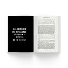 Links: "Das Überleben des Anpassungsfähigsten – Survival of the Fittest." Rechts: Textseite 35 eines Buches.