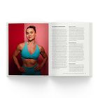 Text: "Wie verhalte ich mich im Gym?" Neben Text, Frau in türkisfarbenem Sport-Outfit, Hintergrund in Rot-Tönen.