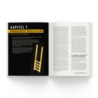 KAPITEL 7: PROGRESSIVE ÜBERLASTUNG – MACHE ICH FORTSCHRITTE? Ein Buch zeigt Trainingskonzepte und eine gelbe Leiter.