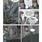 „Seitdem wir hier sind, tun wir nichts…“, „Ich hatte ja die Hoffnung...“, „Wenn die echt einfallen...“, „Red keinen Stuss…“, „...“ Zwei Personen in Winterkleidung, umgestürzter Baum, eine Frau schaut besorgt.