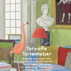 Tatwaffe Tortenheber. Ein Flamingo steht in einem bunt eingerichteten Raum neben einer Büste und einem Gemälde.