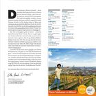 Texte: „Viel Leichtigkeit erwartet Sie in diesem Heft“, „Dein Sommer in Wien!“ Einleitung über Wiener Schmäh und Sprachkünstler. Illustration zeigt lächelnden Mann, der auf Wien zeigt.