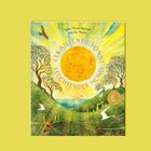 "Strahlende Sonne, leuchtender Mond". Zwei Bäume auf Hügeln, große Sonne in der Mitte, Vögel und Schmetterlinge umgeben.