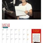 Text "Februar 2027." Ein Mann mit Mikrofon und Notenblatt im Tonstudio, lächelt in die Kamera. Kalender mit wichtigen Daten.