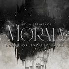 Text: "JULIA STEINBACH MORAIA COURT OF TWISTED FATES". 
Illustration: Dunkle Burg mit abstrakten Symbolen von Feuer, Wolken und Bergen.