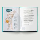 Links: „Knochen können auch mal brechen, wenn es blöd läuft.“ Illustration eines Skeletts mit 13 beschrifteten Knochen.