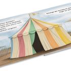 Text auf Kinderbuch-Doppelseite: Begrüßung im Zirkus, bunte Zeltbeschreibung, Popcorn-Geruch, Einladung zum Hineingehen.