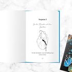 Links blauer Buchumschlag, Seiten mit Texten: "Sequenz I", "Um den Menschen...", "Für alle, die kämpfen...". Rechts Buchcover.