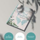 "Wings of Freedom" Mandalabuch, verziert mit Flügeln und Eukalyptus. Text unten: XL Mandala, Selbstliebe, kreativer Moment.