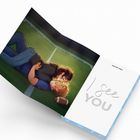 Text: "MARLEN LINDA" und "I see YOU". Illustration: Zwei Personen liegen auf einem Fußballfeld, eng umschlungen mit einem Football.