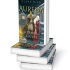 "AURELIA: DIE ERBIN DES FEUERS". Zwei Figuren in fantasyhafter Winterlandschaft vor antiken Säulen. Mehrere Bücher gestapelt.