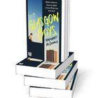 „Wohin gehst du, wenn die Welt keinen Platz für dich hat?“ „GLASGOW BOYS“ von Margaret McDonald auf einem Buchstapel.