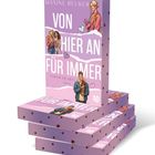 "VON HIER AN FÜR IMMER" von Maxine Reuker. Illustrationen von Personen auf einem lila Cover mit Herzmotiven.