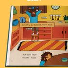 "Ich öffne den Schrank. Keine Tasse." Ein Kind steht auf einem Hocker und sucht einen Schrank ab. Unten: "Auf dem Tisch? Nichts - nada."