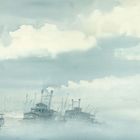 Illustration von mehreren Schiffen in einem nebligen Gewässer mit dichtem Wolkenhimmel darüber.