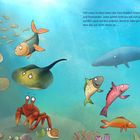 "Tief unten im Meer leben alle Tiere friedlich miteinander und füreinander." Eine Illustration mit lächelnden Meerestieren.