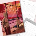 „Book Journal Jahresplaner“ steht auf einem Cover mit zwei sportlichen Figuren am Pool. blancos d' kune Pläne sind sichtbar.