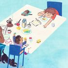 Illustration eines Tisches mit Frühstück, einer Frau mit Zeitung und Kind. Verschiedene Speisen und Spielzeug darauf.