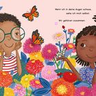 Text: „Wenn ich in deine Augen schaue, sehe ich mich selbst. Wir gehören zusammen.“ Zwei Kinder zwischen bunten Blumen.