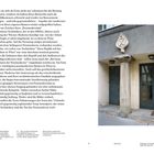 Oberer Text beschreibt die Rolle der Architektur in Wien und die Postmoderne. Rechts ist ein Eingangsbereich mit Säule.