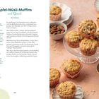 "Apfel-Müsli-Muffins mit Quark" steht oben. Links Zutaten und Anleitung. Rechts Muffins auf einem Glasständer mit Mandeln und Trockenfrüchten.