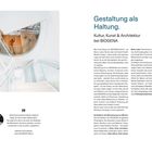 „Gestaltung als Haltung. Kultur, Kunst & Architektur bei BIOGENA.“ Ein modernes, helles Treppenhaus mit Glasgeländer.