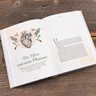 „Das Herz und seine Pflanzen. Weißdorn unterstützt das Herz ebenso wie Knoblauch.“ Über einem Herz-Schau-Bild mit Pflanzen.