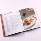 „Gamsskaskrainer Wellington“ Rezept neben Foto von Hand, die Sauce über gebackenes Gericht auf Teller gießt.