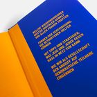 WELCHE WIEDERKEHRENDEN MUSTER DIGITALER GEWALT VOR ALLEM FRAUEN TREFFEN. Orangener Text auf blauem Hintergrund.