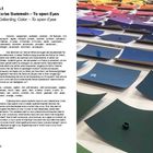 Text über Farbsammeln. Rechts bunte, gebogene Papierblätter, in Reihen auf einer Fläche arrangiert.