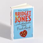 Text: "Helen Fielding, Bridget Jones, Schokolade zum Frühstück, Roman." Ein hellblaues Buchcover mit Pralinenschachtel.