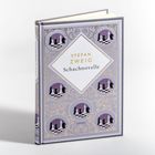"Stefan Zweig Schachnovelle" auf einem lila Buchcover mit Schachfiguren und goldenen Verzierungen.