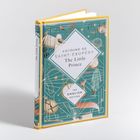 "ANTOINE DE SAINT-EXUPÉRY The Little Prince" auf einem Buchcover, mit Illustrationen von Sternen und einem kleinen Prinzen.