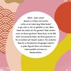 Ein Kreis mit Text über Glück und 300 Ideen zur Verbesserung der Lebensqualität. Bunte geometrische Muster im Hintergrund.