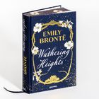 Text: "Emily Brontë, Wuthering Heights." Dunkelblaues Buch mit goldener Verzierung und weißen Blumen.