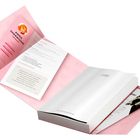 Eine pinke Mappe mit dem Namen "Anna Sherwood", Labeln wie "Skills" und "Social", und dekorativen Symbolen.