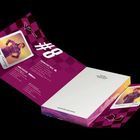 Text: "Justine Krüger", "#8", "Fahrer/innen Profil", "Kurze Vita". 
Layout: Broschüre mit Rennfahrerinporträts und kariertem Muster.