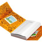 Aufklappbare, orange Buchumhüllung mit dekorativem schwarzen Muster. Enthält Illustrationen von Fußballspielern.