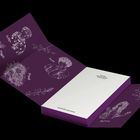 Texte: "Selfie," "Dryade," "Faun," "Merrow." 
Illustrationen: Figuren mit Pflanzenmotiven auf lila Hintergrund.