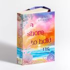 „a shore to hold us“, „JENNI KRAWIEC“, „ROMAN“, „blanvalet“. Ein farbenfrohes Buchcover mit Meer- und Muschelmotiven.