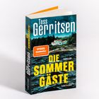 „Die Sommergäste“ von Tess Gerritsen, Thriller. Am Cover: Haus am Ufer vor einem Wald.