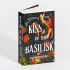 "Kiss of the Basilisk" von Lindsay Straube, betitelt als Roman. Umschlag zeigt Blumen und eine Figur mit einem Basilisken.