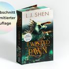"Mit Farbschnitt nur in limitierter Erstauflage." Roman "Twisted Pawn" von L.J. Shen mit dunklem, mystischem Cover.
