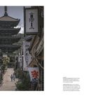 INHALT: Einführung 6, Gassen 9. Links eine Straße mit japanischen Schildern und einer Pagode im Hintergrund.