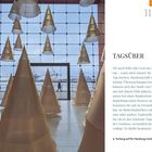 "Musterlayout 11:00 TAGSÜBER. Hamburg hält wunderschöne Überraschungen bereit. Vorhang auf für Hamburgs Schönheiten. Kegelartige Skulpturen in Glasumgebung, Blick auf Hafenkräne."