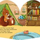 Text: Am Abend holt Papa ein Buch aus dem Regal... Vorlesezeit ist auch Zeit zum Liebhaben. So schön gemütlich!

Ein Eichhörnchen mit Kind liest in einem Zelt. Regal mit Büchern und Spielzeug. Gemütliche Atmosphäre mit Lichterkette.