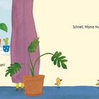 „Schnell, Mama Huhn und ihr Küken, versteckt euch auch!“ Ein Stuhl, Gießkanne, Pflanzen, Huhn mit Küken.