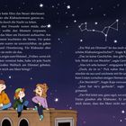 Drei Kinder sitzen auf einem Holzdeck und schauen in den Nachthimmel. Oben rechts ist ein Sternbild als Wal illustriert.