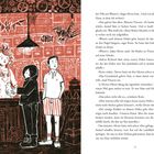 Seite 43. Drei gezeichnete Personen stehen in einem detailreichen Raum mit Zahnrädern und Regalen. Links: eine Frau hinter einem Tresen; daneben ein Mädchen mit einem Huhn; rechts ein Junge in gestreifter Hose.