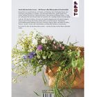 "Strick dich durch den Garten – 100 Muster voller Blütenzauber & Fruchtvielfalt" und ein bunter Blumenstrauß in einem Korb.